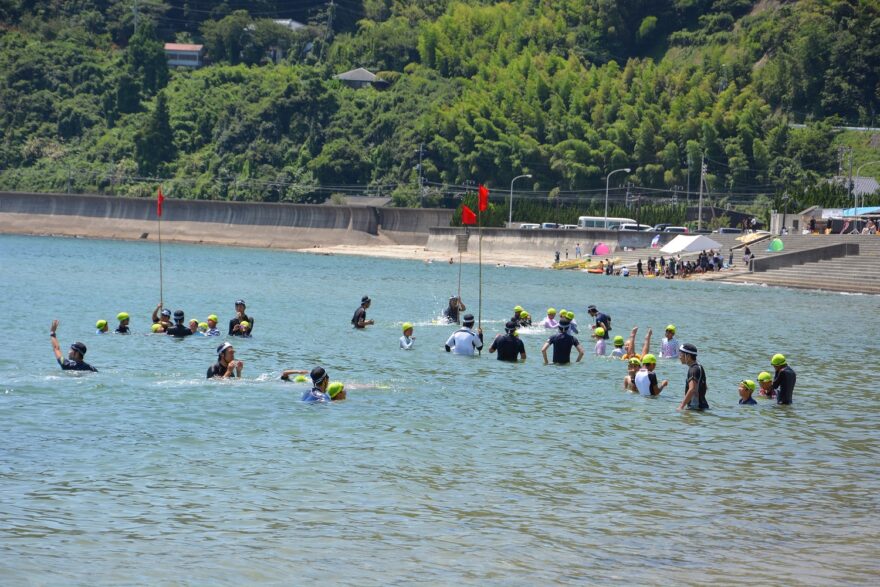 伝統の富海水泳講習会がおこなわれました。