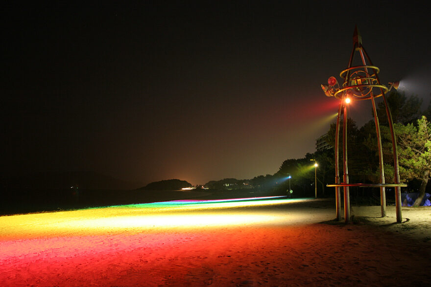 【光市】渚のライトアップ　虹ケ浜海岸が虹色に