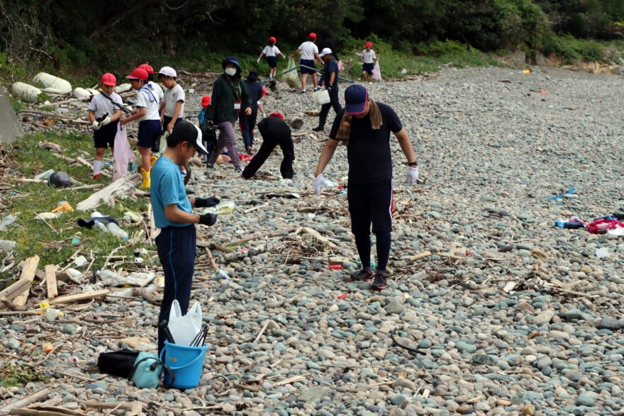 【長門市】子どもたちが大越の浜で海岸清掃
