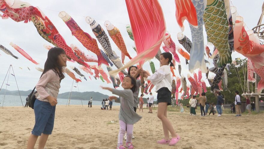 【光市】鎮魂の想いをのせて　虹ケ浜に鯉のぼり　