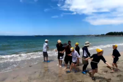 【下関市】65年続いた交流も今年が最後　海と山の小学校の子どもたちが地引網と海水浴