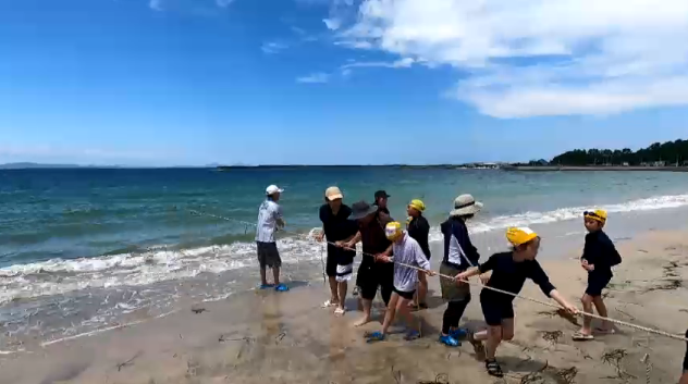 【下関市】65年続いた交流も今年が最後　海と山の小学校の子どもたちが地引網と海水浴